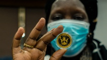 Zimbabwe Bendung Inflasi, Koin Emas Jadi Alat Pembayaran