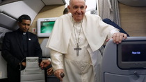 Sakit Lutut, Paus Fransiskus Akui Harus Melambat atau Pensiun