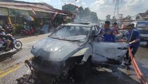 Mobil Mewah Meledak di Jalan Demang Lebar Daun Palembang