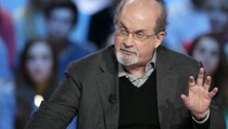 Surat Kabar Korservatif Iran Puji Penikam Salman Rushdie