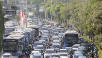 Pertemuan Arus Lalin di Depan Polda Metro Sebabkan Macet