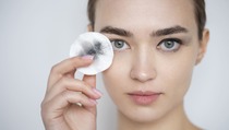 Malas Membersihkan Make Up Sebelum Tidur? Awas Bahayanya!