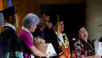 Tangis Ayah Brigadir J Pecah Saat Gantikan Anaknya Wisuda