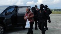 Bupati Mimika Dibawa ke Gedung Merah Putih Hari Ini