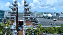 Viral, Bule Asal AS Telanjang dan Rampas Mobil Warga di Bandara Ngurah Rai Bali