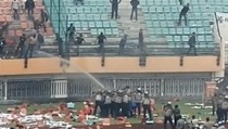 PSPS Terpuruk, Suporter Buat Kerusuhan dan Bakar Bangku Stadion