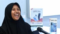 Presiden Jokowi Memberikan Handphone Baru untuk Sabrila