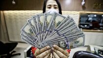 Dolar AS Melemah Setelah Federal Reserve Pertahankan Suku Bunga