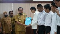 Rasa Syukur Disabilitas Terima SK Non-ASN dari Gubernur Sulsel