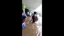 Video: Evakuasi Murid-murid Korban Banjir di MTSN 19 Jakarta