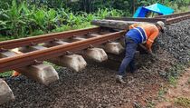 Jalur Ambles, Perjalanan KA Lintas Selatan Jawa Terhambat di Cilacap