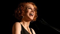 Elon Musk Pulihkan Kembali Akun Twitter Komedian AS Kathy Griffin
