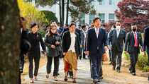 Sambangi Itaewon, Puan Letakkan Karangan Bunga di Memorial Korban Tragedi