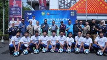 PTBA Beri Bantuan 300 Bola untuk Dukung Kemajuan Sepak Bola Sumsel