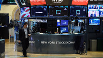Wall Street Dilanda Aksi Jual Setelah Fitch Pangkas Peringkat Kredit AS