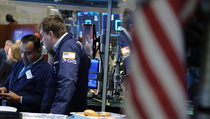 Wall Street Jatuh karena Kenaikan 25 Bps Bunga Fed, Dow Jones Ambruk