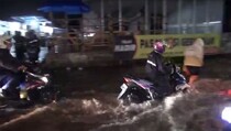 Hujan Deras Guyur DKI, Beberapa Ruas Jalan Terendam Banjir
