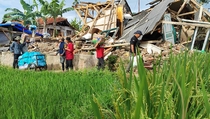 Bantuan untuk Korban Gempa Cianjur Diangkut dengan Gerobak
