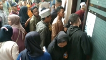 Warga Lebak Berdesakan Berebut BLT, Banyak Anak Terjepit