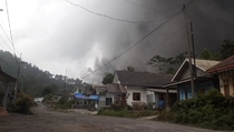 Erupsi Gunung Semeru, Relawan Pertaruhkan Nyawa Evakuasi Warga