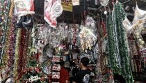 Pohon Natal Banyak Diburu, Omzet Pedagang di Tambora Naik 80%