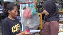 Cari Anak Diculik Orang, Ibu Bawa Poster Sambil Menangis