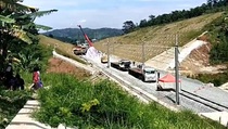 Petugas Evakuasi Kereta Kerja Proyek KCJB