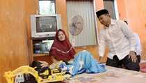Tengok Anak Korban Sunat Malapraktik, Wagub Jabar Beri Bantuan dan Doa