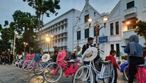 Nataru, Pendapatan Penyedia Jasa Sewa Sepeda Ontel di Kota Tua Naik