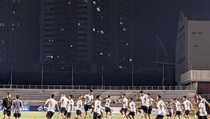 Piala AFF: Diiringi Lagu Ojo Dibandingke, Timnas Indonesia Fokus Jalani Latihan