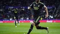 2 Gol Benzema Bawa Real Madrid Samai Poin Bercelona