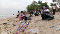 Usai Perayaan Tahun Baru 2023, Pantai Kuta Dipenuhi Sampah