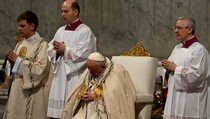 Paus Fransiskus Beri Penghoramatan ke Mantan Paus Benediktus di Misa Tahun Baru