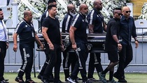 Fan Ucapkan Selamat Tinggal pada Pele di Markas Santos