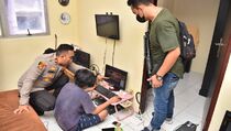 Gerebek Markas Judi Online di Cengkareng, Polisi Ringkus 24 Orang