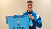 Maximo Perrone Pindah Permanen ke Como dari Man City
