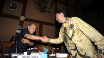 Nazaruddin Bicarakan Sertifikat Hambalang di Ruang Menpora