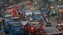 Libur Imlek, Antrean Kendaraan Arah Puncak Masih Padat