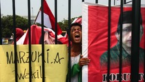 Pakai Elpiji, Demonstran Ancam Ledakan DPR