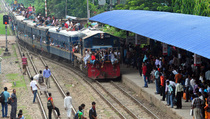 Warga Bangladesh Berebut Naik Kereta Untuk Rayakan Lebaran 