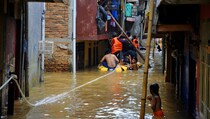VIDEO: Banjir Kembali Sambangi Ratusan Rumah di Kampung Pulo