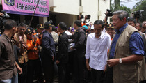 Menteri PU Diinterupsi SBY Saat Rapat di Posko Pengungsi