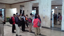 Pengunjung Keluhkan Keterbatasan Lift di Kantor Wali Kota Jakut