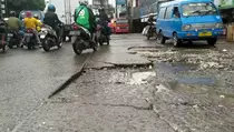 Sebulan Diguyur Hujan, Jalan Industri Narogong Bogor Rusak Parah