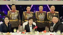 Kim Jong-un Pamer Putrinya di Jamuan Militer, Sinyal Calon Penerus