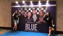 Penonton Rela Antre untuk Berfoto di Depan Banner Blue