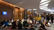 Jelang Konser Blue, Penonton Mulai Padati Ballroom Hotel Pullman Jakarta Central Park