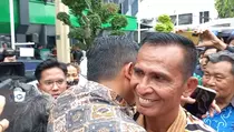 Sambil Peluk Ayah Brigadir J, Kuasa Hukum Eliezer: Terima Kasih buat Keluarga