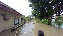 Banjir di Kelurahan Jagalan Solo Sepinggang Orang Dewasa