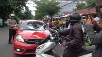 Viral, Brio Tabrak Lari Diamuk Massa Setelah Kabur dari SPBU